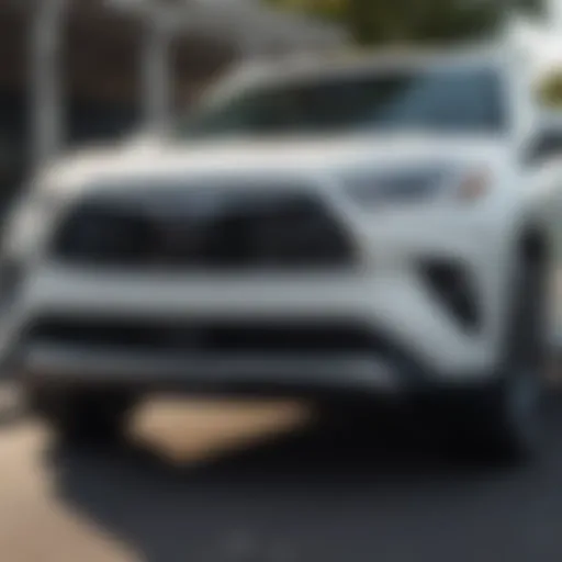 Elegant front view of the 2020 Toyota Highlander Hybrid Platinum